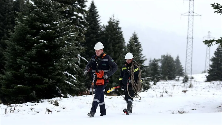 Uludağ'da kesintisiz enerji için elektrik dağıtım ekiplerinin nöbeti başladı