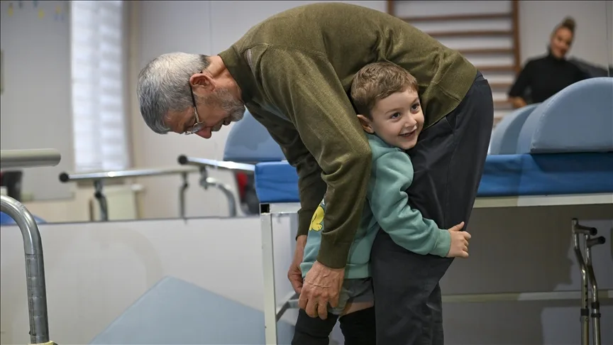 Depremzede dede, oğlundan yadigar torunuyla yaşama tutundu