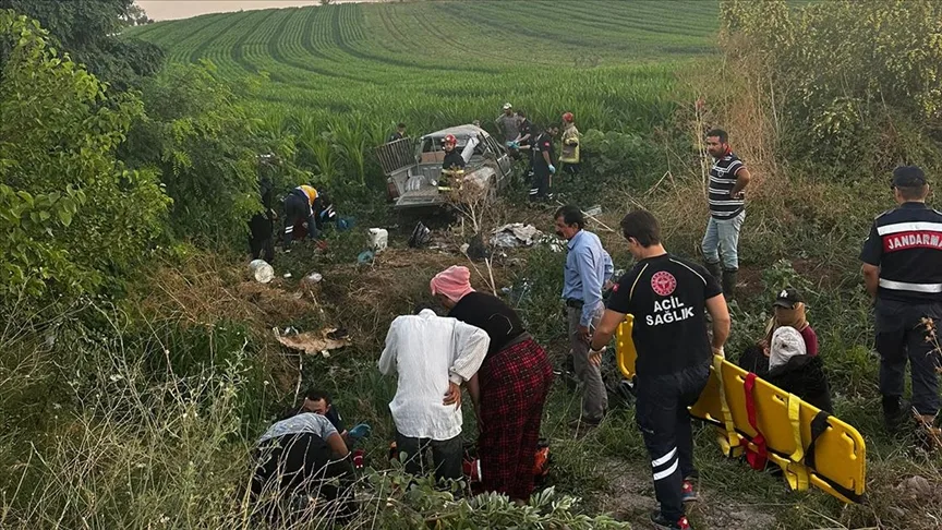 Tarım işçilerini taşıyan araç kaza yaptı, 3 kişi öldü, 11 kişi yaralandı