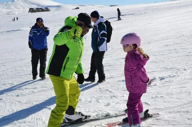 Tipiden Sonra Erciyesteki Pistler Kayakseverlerle Doldu