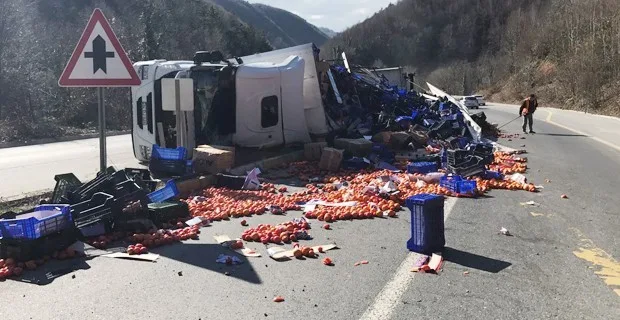Tır Devrildi, Tonlarca Sebze Yola Döküldü