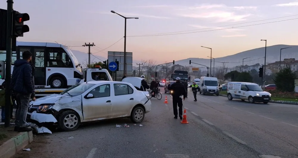 Tır İle Otomobil Çarpıştı: 3 Yaralı