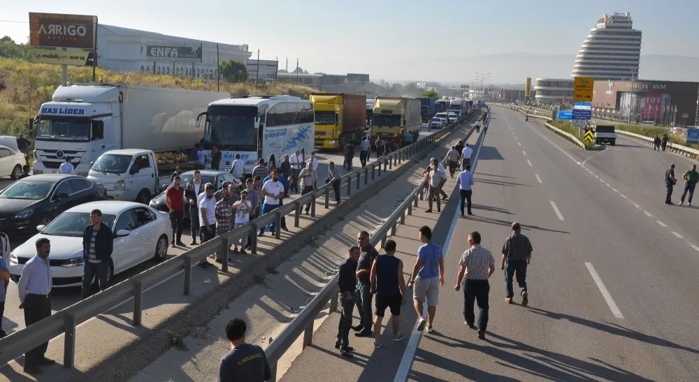 Tır Mobese Direklerini Devirdi Bursa Ankara Karayolu Kapandı