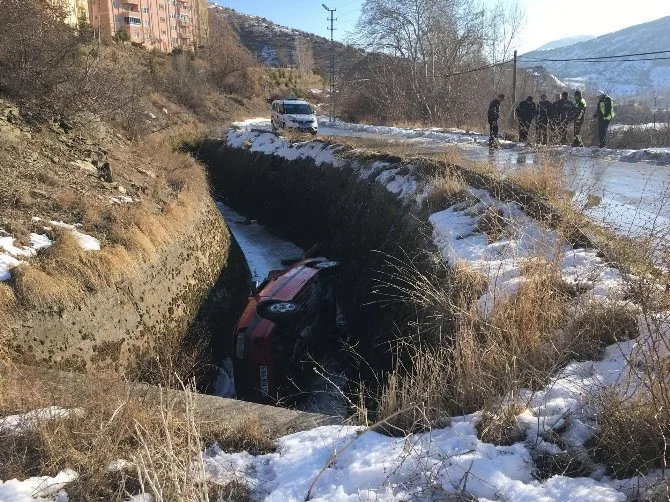 Tokatta Otomobil Sulama Kanalına Devrildi: 2 Yaralı