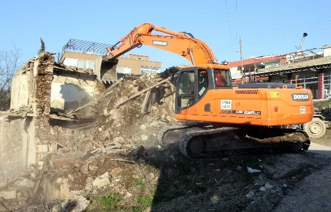 Toroslarda Metruk Binaların Yıkımları Sürüyor