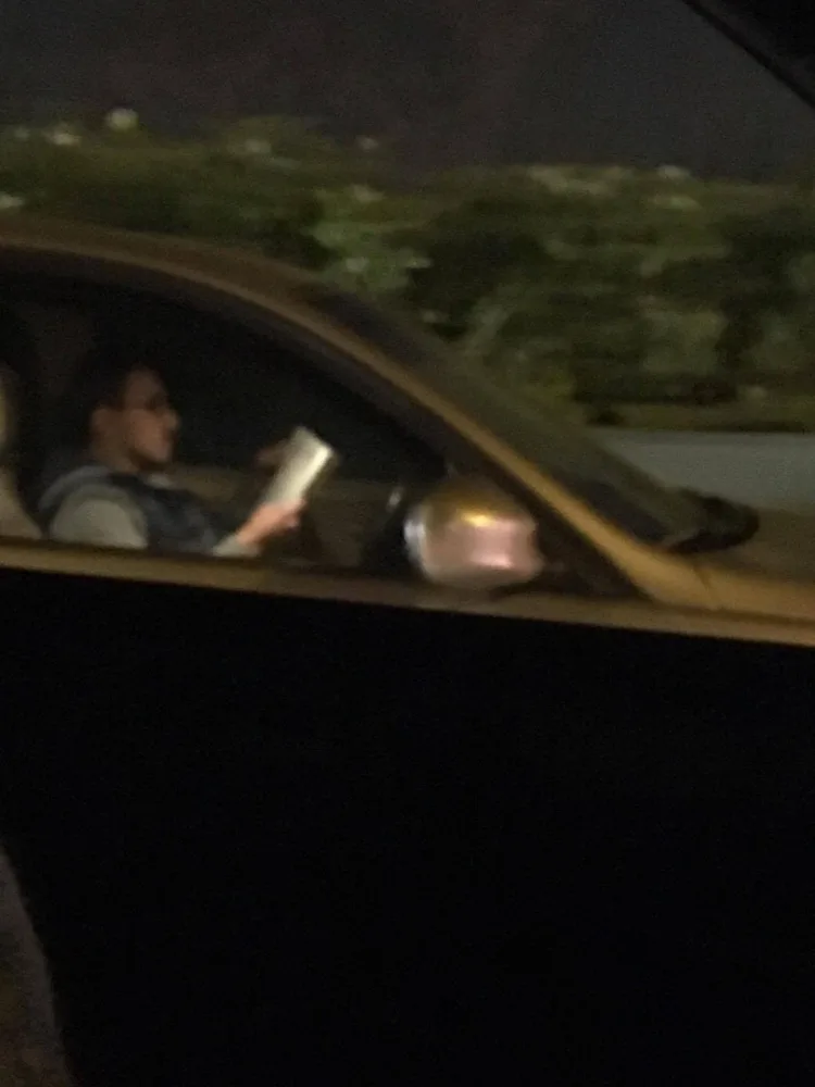 Trafikte Hem Araç Kullandı Hem De Kitap Okudu