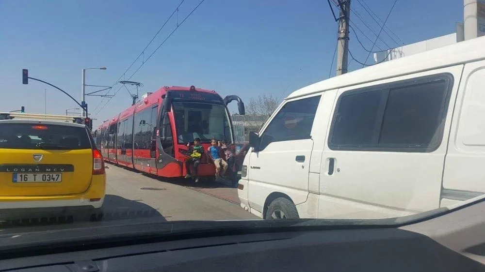 Tramvay Arkasında Ölümüne Yolculuk