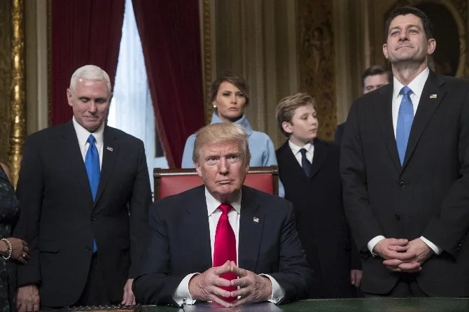 Trump, İlk Emirlerini İmzaladı