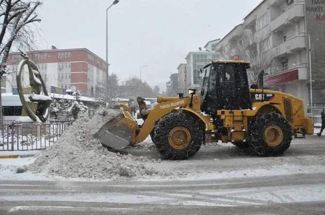 Tuncelide 238 Köy Yolu Ulaşıma Kapandı
