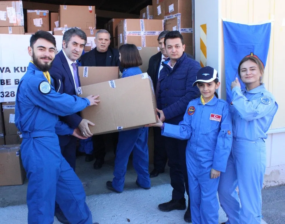 Türk Hava Kurumu Binlerce Öğrenciye Kıyafet Yardımı Yaptı