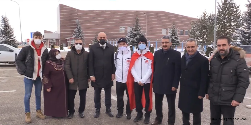 Türk sporuna ilki yaşatan sürat patenci Furkan Akar, Kış Olimpiyatları'na uğurlandı