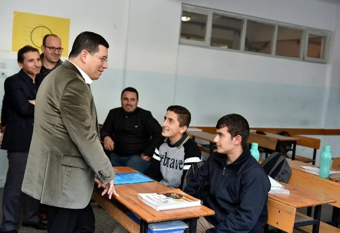 Tütüncü, Anadolu İmam Hatip Lisesini Ziyaret Etti