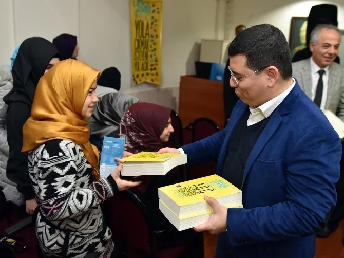 Tütüncüden Öğrencilere Kitap Desteği