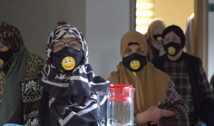 Tuzla Belediyesi "gülümseyen emojili" maske dağıttı