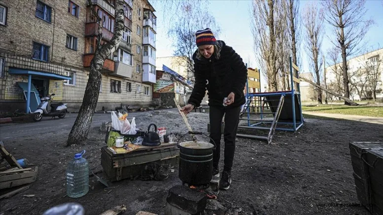 Ukrayna'da harabeye dönen Borodyanka'da halk yemeklerini sokakta yaktıkları ateşte pişiriyor