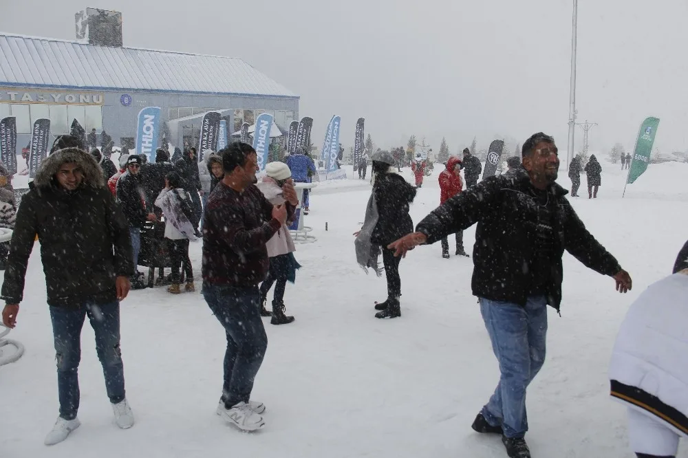 Uludağda Dans Ederek Isındılar