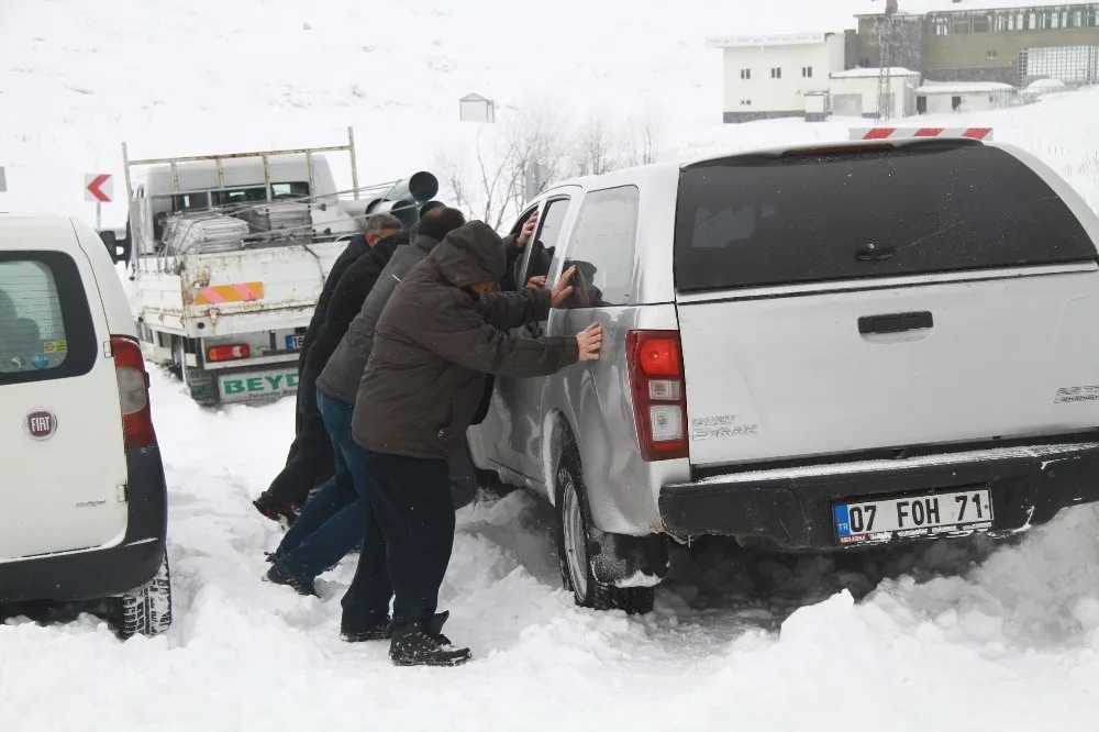 Uludağda Kar Kalınlığı Yaklaşık 1 Metreye Ulaştı, Bazı Araçlar Yolda Kaldı