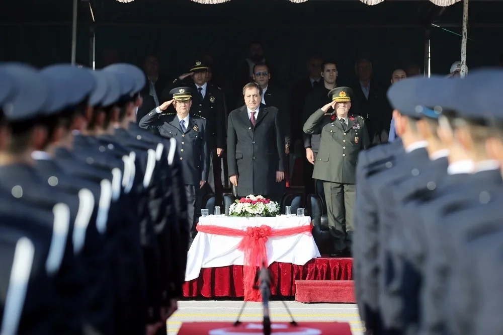 Üniversiteli Polislerin Mezuniyet Sevinci