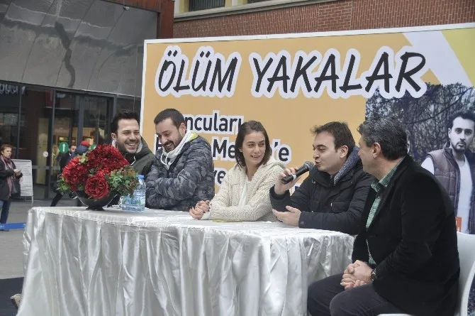 Ünlü Oyuncular Forum Mersinde Ziyaretçilerle Buluştu