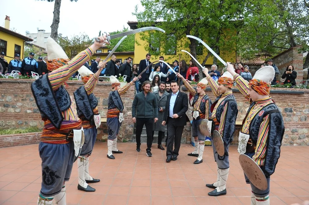 Ünlü Sanatçılardan Ecdâda Vefa