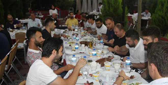 iSAöRENSPOR YEMEKTE BiR ARAYA GELDi