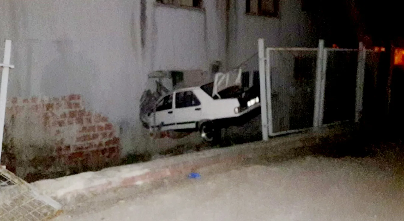 KONTROLDEN ÇIKAN OTOMOBiL EVE GiRDi