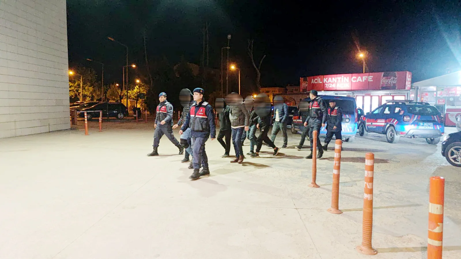 Uyuşturucu partisi yaparken yakalandılar