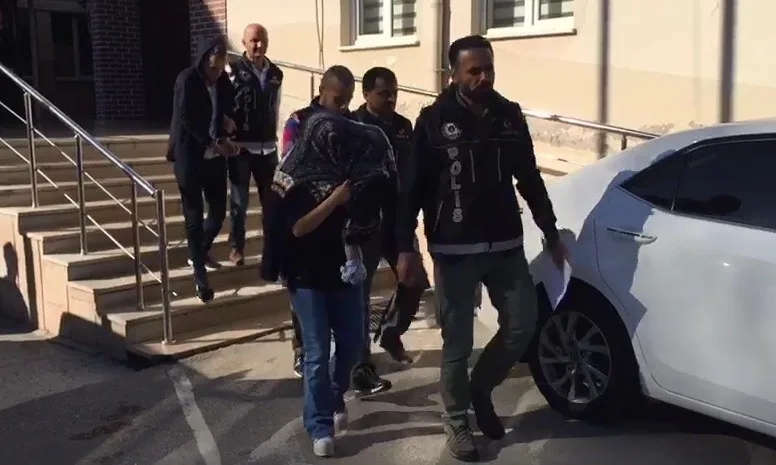 Uyuşturucu Taciri Kadın Kendini Gizledi Kucağındaki Bebeğini Gizleyemedi