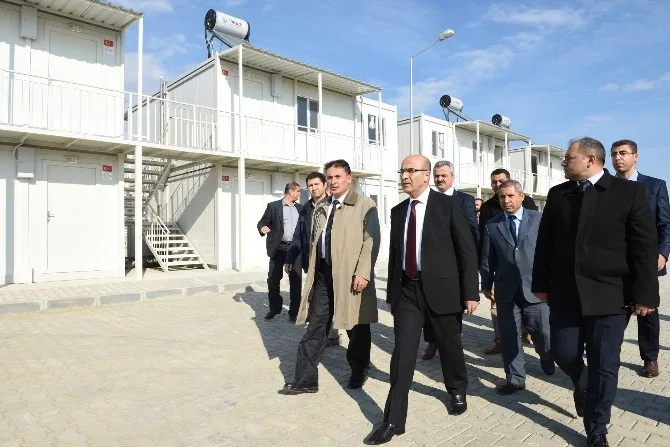 Vali Demirtaş, Sarıçamda Yapımı Devam Eden “Konteyner Kent”Te İncelemelerde Bulundu