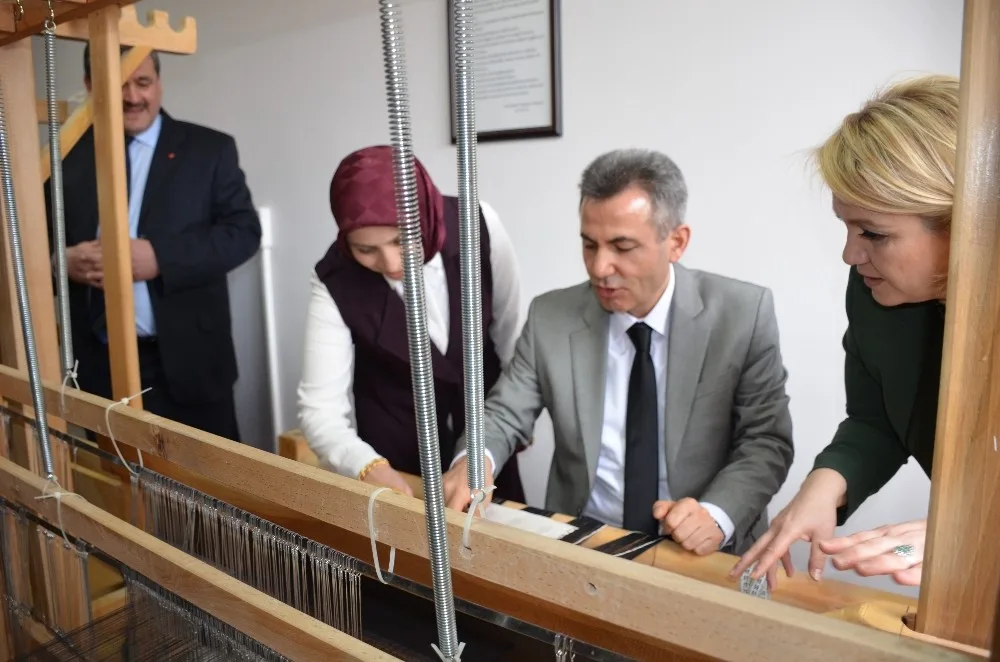 Vali Elban, Bilecik Bezi Dokudu