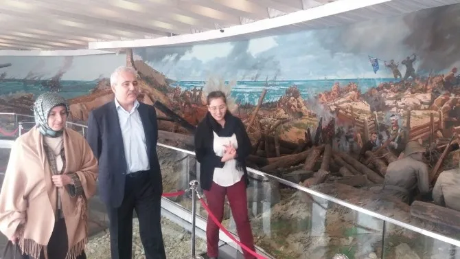 Vali Güvençer Eşiyle Birlikte Çanakkale Şehitleri Anıtını Ziyaret Etti