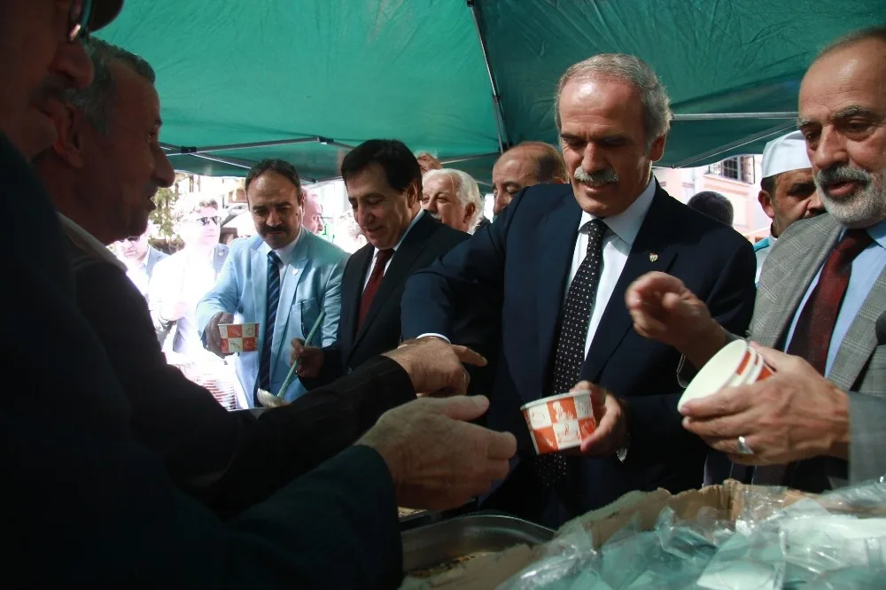 Vali Küçük İle Başkan Altepe Vatandaşlara Aşure Dağıttı