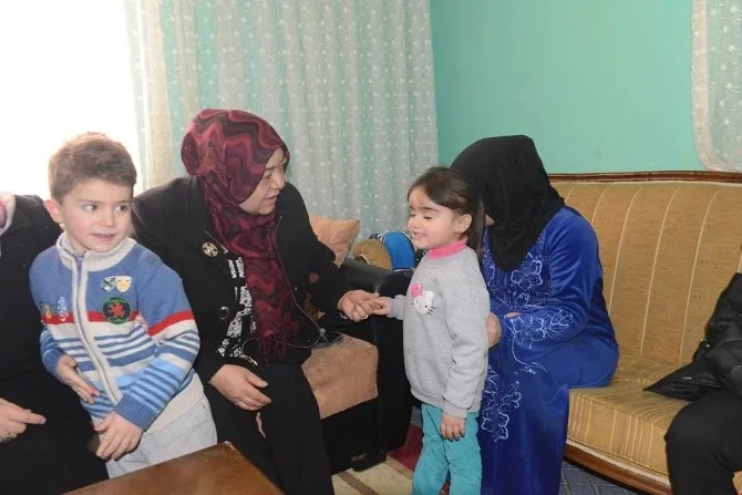 Vali Özefenin Eşi Hacer Özefe, Suriyeli Aileleri Ziyaret Etti