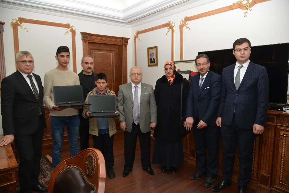 Vali, Şehit Ahmet Taşın Kardeşlerine Laptop Hediye Etti