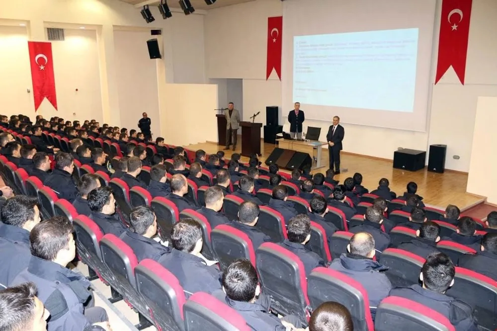 Vali Tapsıztan Polis Okuluna Ziyaret