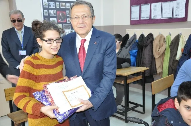 Vali Yazıcıdan Öğrencilere Kitap Okuyun Tavsiyesi