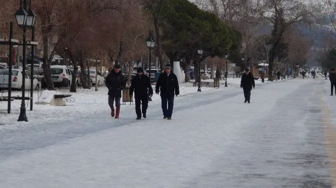 Vatandaşın Buzlu Yol İmtihanı
