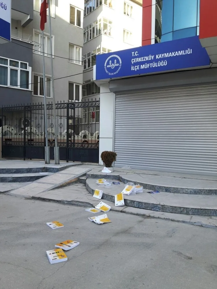 Vatandaşlar Fetönün Ders Kitaplarını Ayaklar Altında Ezdiler