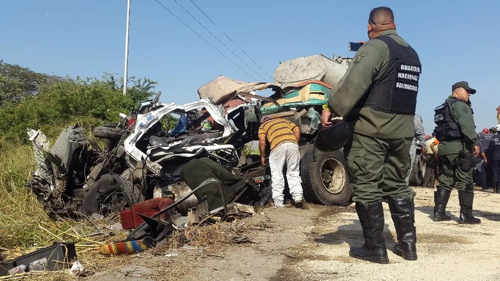 Venezuelada Kamyon İle Otobüs Çarpıştı: 16 Ölü, 50 Yaralı