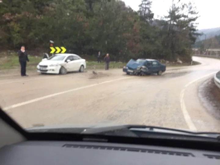 Virajı Alamayan Minibüs Yan Yattı