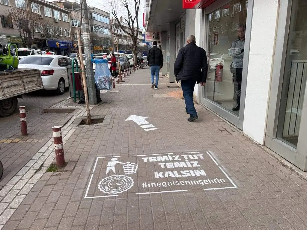 İNEGÖL'DE KALDIRIMLAR "TEMİZLİK" İÇİN DİLE GELDİ