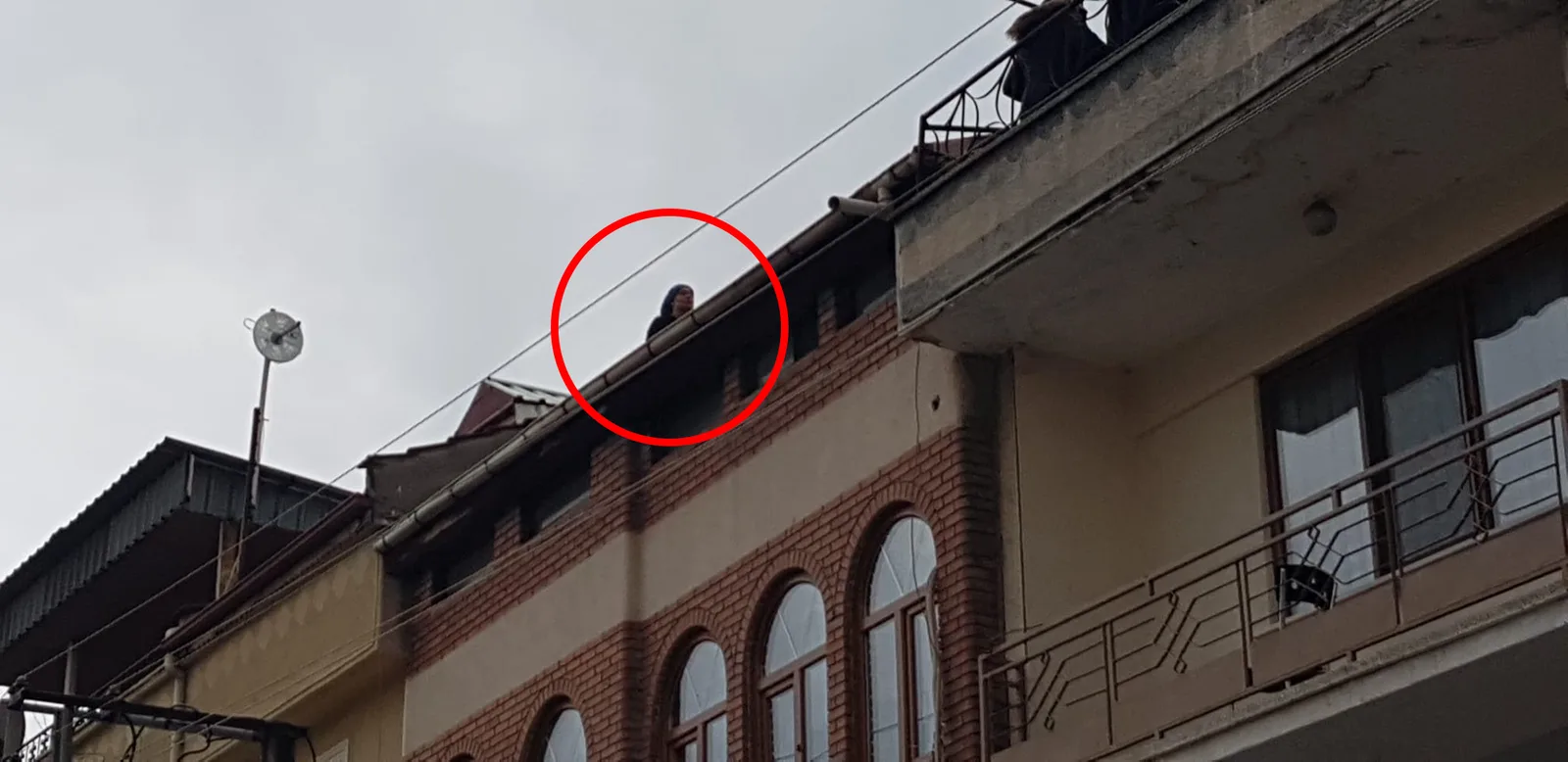 İnegöl'de icra memurlarına kızan kadın intihar etmek istedi