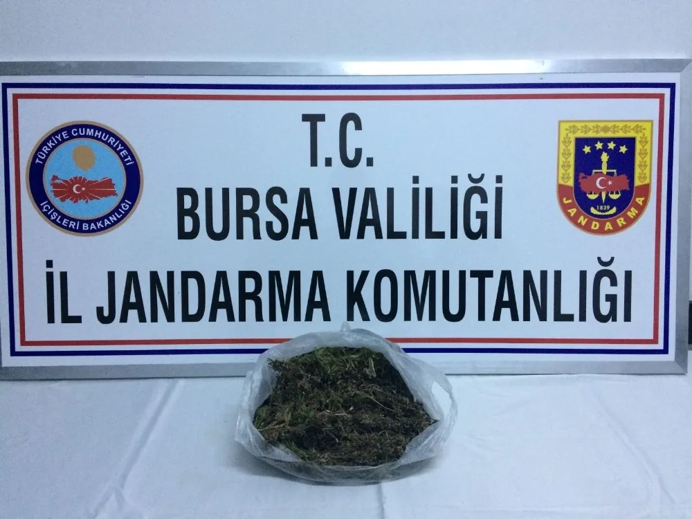 Yakalanacağını Anlayınca Uyuşturucuyu Araçtan Attı