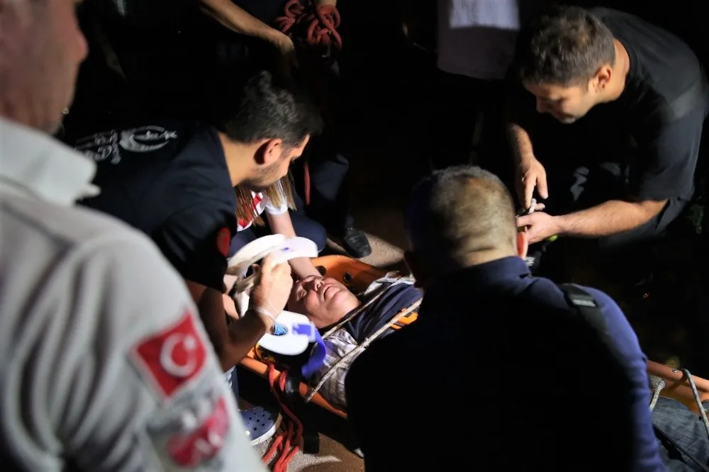 Yaslandığı Korkuluklar Kırılınca Dere Yatağına Düştü, İtfaiye Kurtardı