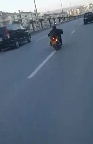 Yatarak Motosiklet Kullandı