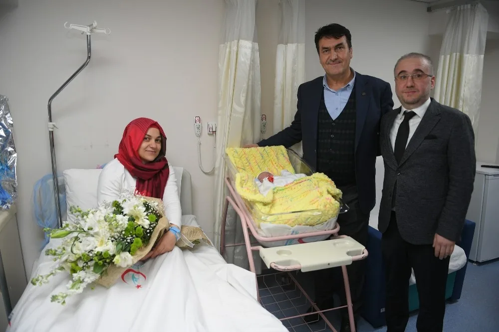Yeni Yılın İlk Bebeğine Dündardan Altın