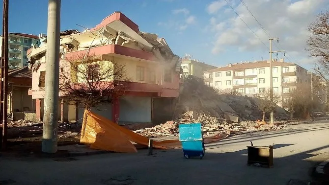 Yerköyde Depremden Hasar Gören Binanın Yıkımı Gerçekleştirildi