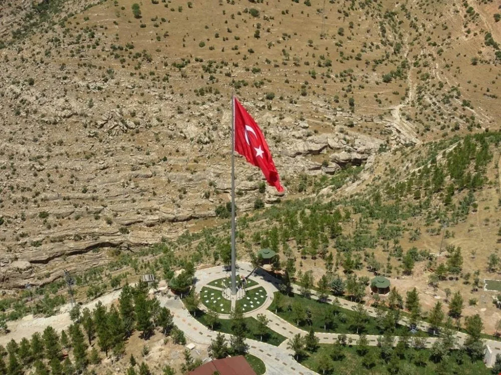 Yıldırımdan Eruha Dev Türk Bayrağı