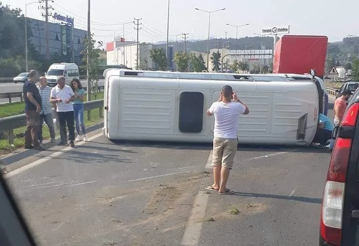 Yolcu Minibüsü Yan Yattı: 4 Yaralı