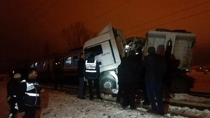 Yolcu Treni Tıra Çarptı: 1 Ölü, 5 Yaralı